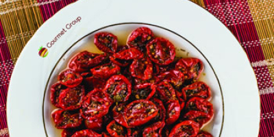 Sonnengetrocknete oder halbgetrocknete Bio-Tomaten aus der Ägäis, Erdbeeren, gegrilltes