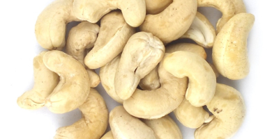 Unsere verfügbaren Nüsse sind: Rohe Erdnussnüsse, Rohe Cashewnüsse in