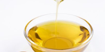 L&#39;olio d&#39;oliva viene spremuto direttamente a freddo dalle olive