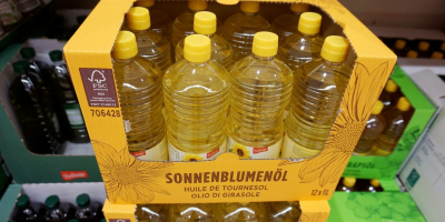 We sell sunflower oil for 250 Euros per ton. Whatsapp: +46734873757