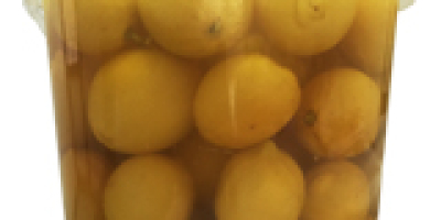 Марокански маслини Зелените лимони, сочните червени и пикантните черни