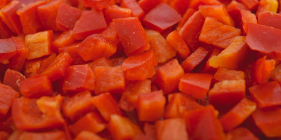 FAGYASZTOTT VÖRÖS PAPRIKA 10X10 KOCKÁZAT árulunk Körülbelül 300 tonna
