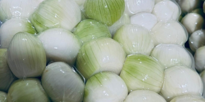 1. Frische geschälte Zwiebeln - weiß und rot -