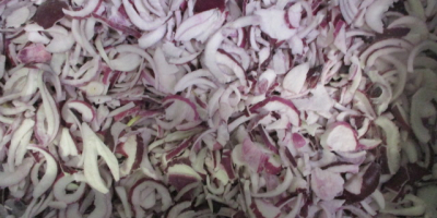 Нудимо црвени лук на продају, исечен на полукришке од