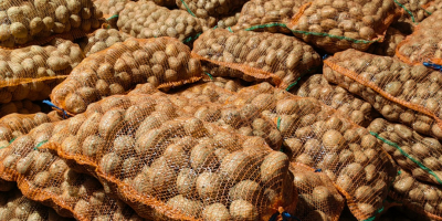 Продаје се црвени и бели кромпир за конзумирање, у