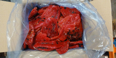 A ️. nagy pirosak, ajvár készítéséhez. magok nélkül tisztítják