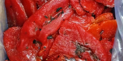 A ️. nagy pirosak, ajvár készítéséhez. magok nélkül tisztítják