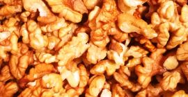 Venderò le noci. Quantità all&#39;ingrosso. Metà - 85%. Pulito,