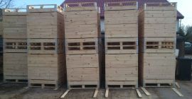 Hallo. Das Sägewerk, das Paletten und Kisten herstellt, bietet