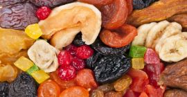 Vendono frutta disidratata a un disidratatore controllato. Mele, pere,