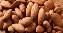 Mandeln mit Schale und ohne Schale Produkt: Rohe Bio-Mandeln