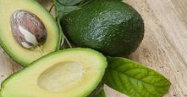 Jabłka Granny Smith są ładnie krojone i siekane, co