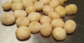 Siamo agricoltori e produttori di noci di macadamia e