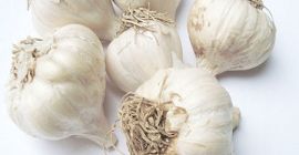 Knoblauch nährstoffreich: alle 100 g Wasser mit 69,8 g,