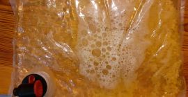 Ich verkaufe gepressten Birnenquittensaft 100%, ohne Zuckerzusatz. Die Früchte