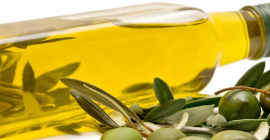 L&#39;olio d&#39;oliva viene spremuto direttamente a freddo dalle olive