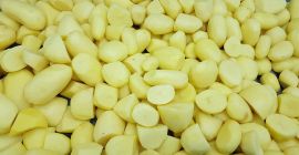 Patate sbucciate, confezionate sottovuoto. Colore giallo, varietà di insalata,