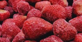 Ich verkaufe eine gefrorene polnische Erdbeere ohne Stiel.