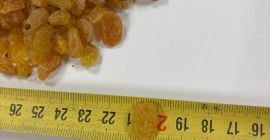 Мы продаём жёлтый золотистый изюм, упакованный в коробки по