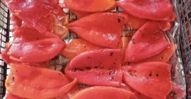 A ️. nagy pirosak, ajvár készítéséhez. magok nélkül tisztítják