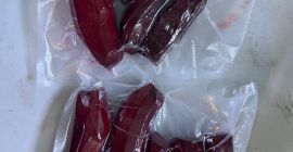 Продавам продълговати червени цвекла от сорт Алто, обелени на